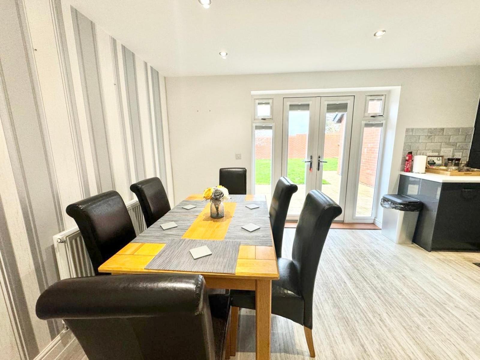 Home Centrally Located In Folkestone, Great Location For Families Or Workers Esterno foto